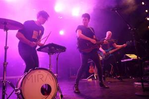 Frýdecko-místecká kapela Mirai byla hlavní hvězdou letošního XXVIII. ročníku Obecního plesu. Jeho účastníky bavili celou hodinu před půlnocí.
FOTO: LADISLAV MÁCHA