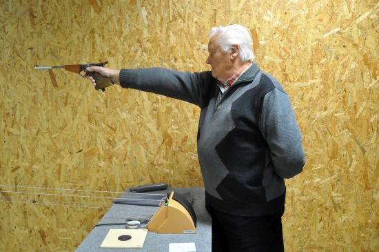 Střelec Milan Indyk (AVZO Kopřivnice) je ročník narození 1934, ale mušku má stále dobrou a pravidelně se účastní závodů v Kopřivnici i okolí.
FOTO: KRISTINA ČABLOVÁ