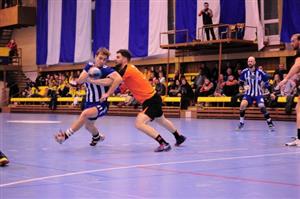 S rumunským celkem CS Minaur Baia Mare si kopřivničtí házenkáři vyzkoušeli jiný styl hry, než je v Česku běžný (s míčem Patrik Fulnek).
FOTO: KRISTINA ČABLOVÁ