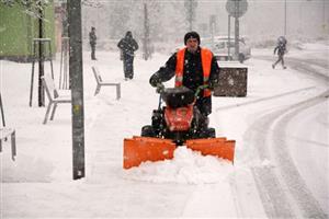 Při pondělním silném sněžení poslalo Slumeko do ulic veškerou svou techniku i personál. I tak ale zimní počasí bylo příčinou několika drobných nehod.
FOTO: DAVID MACHÁČEK