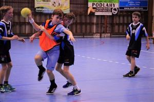 David Kresta (s míčem) ze ZŠ Mniší je nejlepším střelcem Beskydské ligy a značnou měrou přispěl i k vítězství družstva ve čtvrtém kole.
FOTO: KRISTINA ČABLOVÁ