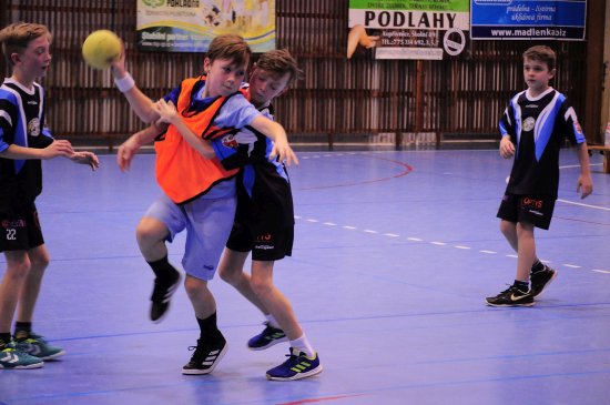 David Kresta (s míčem) ze ZŠ Mniší je nejlepším střelcem Beskydské ligy a značnou měrou přispěl i k vítězství družstva ve čtvrtém kole.
FOTO: KRISTINA ČABLOVÁ