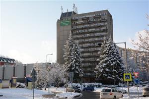 Bytový dům v centru města, známý jako Včelín, by se možná už tento rok mohl stát lokalitou, kde nově příchozí nedosáhnou na dávky na bydlení.
FOTO: DAVID MACHÁČEK