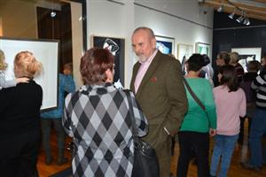 Karikaturista Josef Blecha za velkého zájmu veřejnosti otevřel svou výstavu v Lašském muzeu a diskutoval s návštěvníky vernisáže.
FOTO: DAVID MACHÁČEK