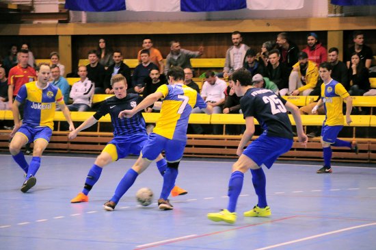 Druhé čtvrtfinálové utkání mezi kopřivnickými divizními celky FU a Jokeritem rozhodovaly až pokutové kopy a rozhodne třetí zápas.
FOTO: KRISTINA ČABLOVÁ