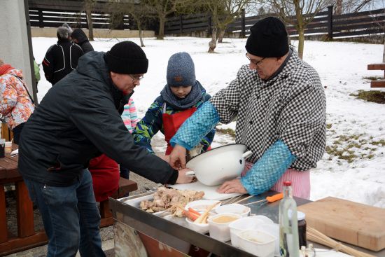 Návštěvníci zabijačky na Fojtství si pod vedením řezníka Milana Žabčíka mohli vyzkoušet například výrobu jitrnic.
FOTO: DAVID MACHÁČEK