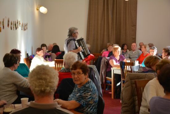 Další z akcí pro seniory se konala tentokrát ve Vile Machů. Zazpívat si za doprovodu harmonikáře Lubomíra Piskoře jich přišlo přes sedmdesát.
FOTO: DANA HOĎÁKOVÁ