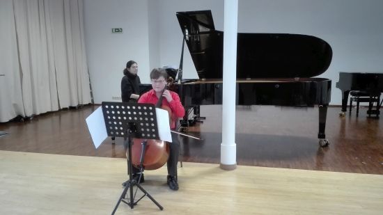 Violoncellista Petr Socha si ze soutěže ve Vídni přivezl druhé místo ve své kategorii. Uspěly i jeho spolužačky houslistky Veronika Chuchmová a Anna Sochová.
FOTO: J. PUKOVEC