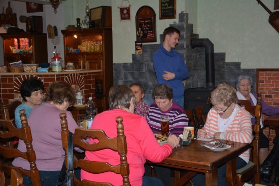 Pravidelné setkání lubinských seniorů minulý týden oživili členové kopřivnického dětského zastupitelstva, kteří si s nimi přijeli zahrát bingo.
FOTO: DANA HOĎÁKOVÁ