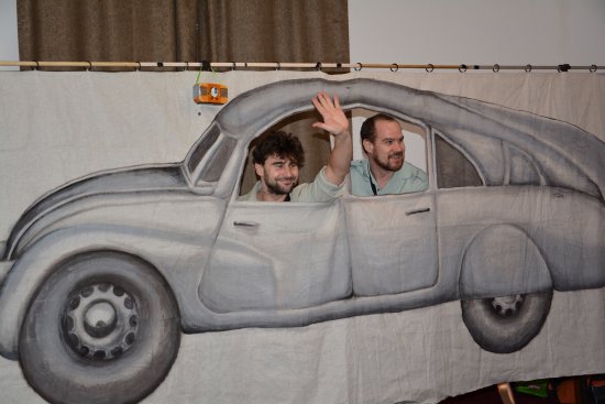 Tomáš Drápela a Pavel Oubram odehráli v sobotu na půdě Vily Machů další představení z cyklu LiStOVáNí část cestopisu Hanzelky a Zikmunda.
FOTO: DANA HOĎÁKOVÁ