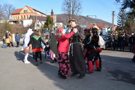 Do masopustního reje v Mniší se minulou sobotu zapojilo minimálně šest desítek maskovaných účastníků. Ti bavili vesnici celé odpoledne a další zábavu připravují na tradiční pochování basy. 
FOTO: DANA HOĎÁKOVÁ