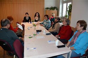 Pracovnice Občanské poradny v Kopřivnici na besedě v klubu seniorů upozorňovaly na úskalí při podepisování různých smluv.
FOTO: DANA HOĎÁKOVÁ
