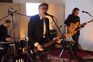 Zpěvák a textař Jiří Imlauf zpívá na kopřivnickém koncertě Houpacích koní. Ústecká kapela se vrátila za místním publikem po dvou letech.
FOTO: DAVID MACHÁČEK
