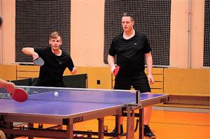 Úvodní čtyřhru Martin Vincek s Markem Záškodným prohráli a Moravské Slavii Brno B stolní tenisté ASK Tatra Kopřivnice podlehli 4:10.
FOTO: KRISTINA ČABLOVÁ
