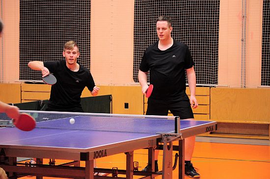 Úvodní čtyřhru Martin Vincek s Markem Záškodným prohráli a Moravské Slavii Brno B stolní tenisté ASK Tatra Kopřivnice podlehli 4:10.
FOTO: KRISTINA ČABLOVÁ
