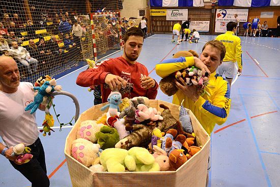 Ještě před začátkem sobotního derby s Hranicemi museli kopřivničtí házenkáři uklidit palubovku od plyšových hraček, jejichž naházením na plochu fanoušci podpořili charitativní projekt klubu. 
FOTO: DAVID MACHÁČEK
