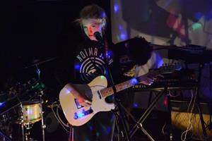 Zpěvačka a kytaristka Kateřina Elznicová na koncertě ve Vile Machů. Kapela Manon Meurt se na cestě z Bánské Bystrice do Brna v pondělí zastavila také v Kopřivnici.  
FOTO: D. MACHÁČEK