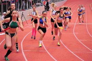 Ema Feilhauerová přebírá štafetový kolík od Adély Tkáčové (č. 5) na mistrovství ČR žákyň, kde štafeta AK EZ na 4 x 200 m obsadila 10. příčku.
FOTO: KRISTINA ČABLOVÁ