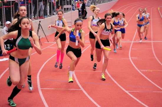 Ema Feilhauerová přebírá štafetový kolík od Adély Tkáčové (č. 5) na mistrovství ČR žákyň, kde štafeta AK EZ na 4 x 200 m obsadila 10. příčku.
FOTO: KRISTINA ČABLOVÁ