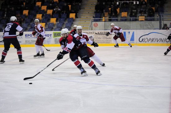 Dominik Suchý (v popředí) poslal Kopřivnici ve 49. minutě do dvougólového vedení a vítězství nakonec zařídil v prodloužení Adam Kofroň.
FOTO: KRISTINA ČABLOVÁ