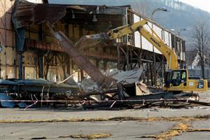 Před týdnem začaly demoliční práce u budovy bývalé tatrovácké haly, která se má už v letošním roce začít měnit v nové muzeum automobilů. Demolice ale zatím není přímou součástí rekonstrukce.
FOTO: DAVID MACHÁČEK