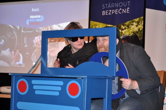 V průběhu programu Senior bez nehod došlo i na hrané scénky ilustrující typicky nebezpečné situace hrozící starším lidem.
FOTO: DANA HOĎÁKOVÁ