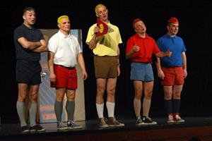 Slovácké divadlo z Uherského Hradiště odehrálo před týdnem na půdě Kulturního domu v Kopřivnici svou nejúspěšnější inscenaci. Jejich kultovní Rychlé šípy výborně pobavily zdejší publikum. 
FOTO: DAVID MACHÁČEK