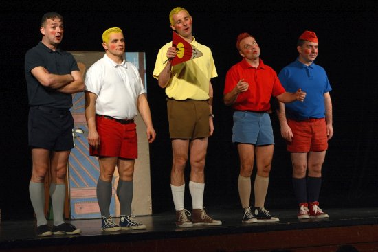 Slovácké divadlo z Uherského Hradiště odehrálo před týdnem na půdě Kulturního domu v Kopřivnici svou nejúspěšnější inscenaci. Jejich kultovní Rychlé šípy výborně pobavily zdejší publikum. 
FOTO: DAVID MACHÁČEK