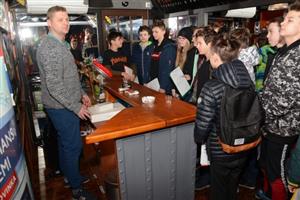 Bezmála pět set padesát kopřivnických školáků prošlo zážitkovou expozicí protidrogového vlaku. V simulovaném prostředí baru se například měli zamyslet nad zdravotními riziky i nákladností kouření. 
FOTO: DAVID MACHÁČEK