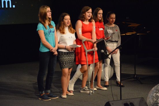 Semifinálový koncert letošního 25. ročníku KoprStar zahájil tradičně Koprsong v podání soutěžících zpěvaček. 
FOTO: DAVID MACHÁČEK