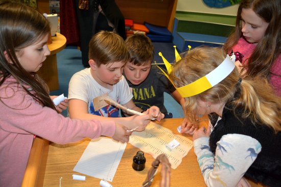 V rámci tradiční Noci s Andersenem se v pátek večer závišičtí školáci v Městské knihovně v Kopřivnici přenesli do středověku.
FOTO: DANA HOĎÁKOVÁ