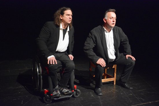 Jan Potměšil a Jakub Špalek při představení Kytice na jevišti Kulturního domu v Kopřivnici. Představení včetně balady Poklad vidělo zdejší publikum dvakrát.
FOTO: D. MACHÁČEK