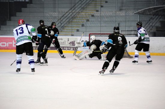 Tímto gólem ve druhé třetině se Slivovice dostala do kontaktu, vítězství ale v I. lize MHL nakonec slavili hráči Staré Bělé (v tmavých dresech).
FOTO: KRISTINA ČABLOVÁ