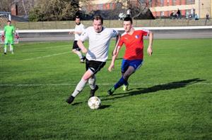 Ve fotbalovém derby měli lepší vstupy do poločasů hráči FC Vlčovice-Mniší, po většinu času však dominoval kopřivnický celek (ve světlejších dresech).
FOTO: KRISTINA ČABLOVÁ