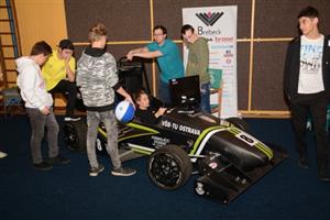 Přehlídka technických profesí letos lákala i na atraktivní expozici VŠB - TU Ostrava, která v Kopřivnici vystavovala například  formuli, již postavili její studenti.
FOTO: DAVID MACHÁČEK