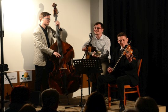 O hudební část vzpomínání na skladatele Zdeňka Petra se v malém sále Katolického domu postaralo trio Swingalia.
FOTO: DAVID MACHÁČEK