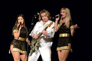 Revivalová kapela Abba Stars vystoupila v kopřivnickém kulturním domě na benefičním koncertě, jehož výtěžek poputuje na konto ZŠ a MŠ Motýlek.
FOTO: DAVID MACHÁČEK