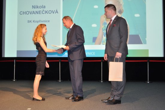 Plavkyně a běžkyně Nikola Chovanečková (SK Kopřivnice) byla za své úspěchy v loňském roce oceněna v rámci města a v březnu také na úrovni okresu.
FOTO: KRISTINA ČABLOVÁ
