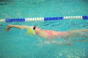 Karolína Kašpárková (SK Kopřivnice) plave 50 Z v domácím bazénu, kde dosáhla na bronz, stříbro v téže disciplíně brala Lucie Monsportová.
FOTO: KRISTINA ČABLOVÁ