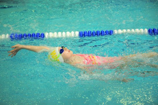 Karolína Kašpárková (SK Kopřivnice) plave 50 Z v domácím bazénu, kde dosáhla na bronz, stříbro v téže disciplíně brala Lucie Monsportová.
FOTO: KRISTINA ČABLOVÁ