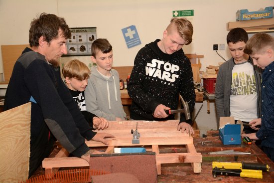 Pod dohledem zkušených řemeslníků si žáci ZŠ Floriána Bayera mohli vyzkoušet například práci pokrývačů.
FOTO: DAVID MACHÁČEK