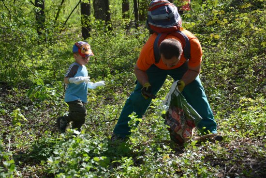 Děti z Mateřské školy v Lubině a jejich rodiče uklízeli před týdnem území kolem řeky Lubiny.
FOTO: DANA HOĎÁKOVÁ