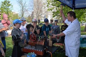 V rámci programu Dne Země školáky bavily fyzikální pokusy v podání vědců z VŠB a brněnského Úžasného divadla fyziky.
FOTO: DANA HOĎÁKOVÁ