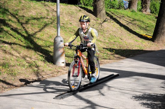 Jízda zručnosti dělala mnohým družstvům problémy, ZŠ Mniší si s ní však poradila a vítězstvím v I. kategorii postoupila do okresního kola.
FOTO: KRISTINA ČABLOVÁ