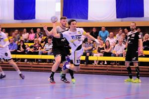 Kopřivničtí házenkáři na domácím hřišti porazili Lovosice a zahrají si o konečné páté místo (na snímku Jan Holbein z KH ISMM Kopřivnice).
FOTO: KRISTINA ČABLOVÁ