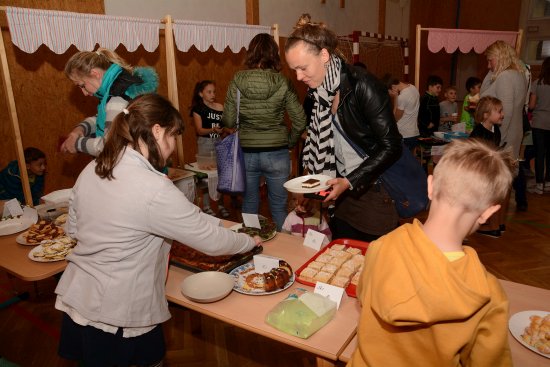 Svačinkový den na půdě ZŠ Lubina vynesl víc než 11 tisíc korun. Tyto peníze budou využity k nákupu knih, pomůcek a dalších věcí, jež mají podpořit krajanskou komunitu na severu Chorvatska. 
FOTO: DAVID MACHÁČEK