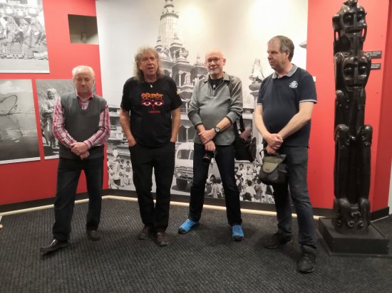 Na vernisáži výstavy Past na rovníku se kromě jejího autora Rudy Švaříčka (druhý zleva) objevili i jeho kolegové z expedice Živá Afrika 1994.
FOTO: DAVID MACHÁČEK