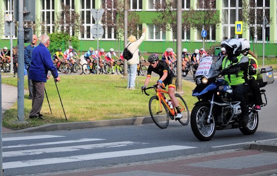 Tereza Neumanová (na čele) z Dukly Praha vyhrála rychlostní prémii v Kopřivnici, do cíle ale dojela nakonec na 35. místě.
FOTO: KRISTINA ČABLOVÁ