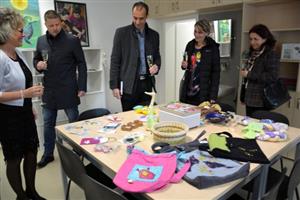 Sociálně terapeutické dílny v bývalém výměníku na ulici Školní byly slavnostně otevřeny v pondělí 6. května. Do prostor nové sociální služby ve městě mohla po otevření nahlédnout i veřejnost. 
FOTO: DANA HOĎÁKOVÁ