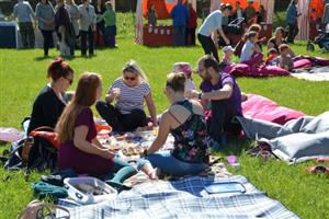 Příjemné jarní počasí přilákalo na letošní ročník Férové snídaně zatím nejvyšší počet účastníků. V parku se jich sešlo na 250. 
FOTO: DANA HOĎÁKOVÁ